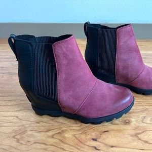 Sorel "Joan of Arctic" Red/Black Chelsea Waterproof Wedge Boot 39/8.0
